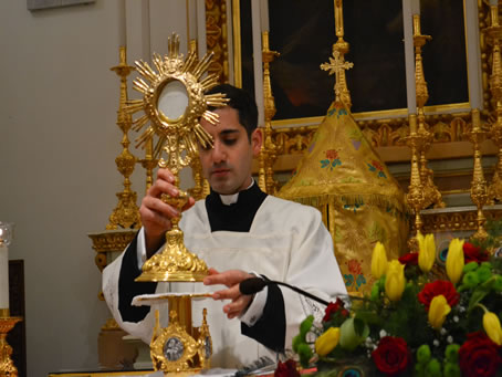 089 Fr Anthony Bajada exposes the Blessed Sacrament