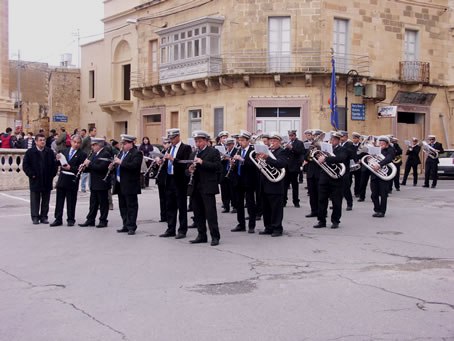 03 Victory Band arrives in Victory Square