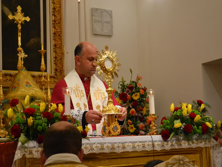 40 Rector Can John Sultana exposes the Holy Eucharist