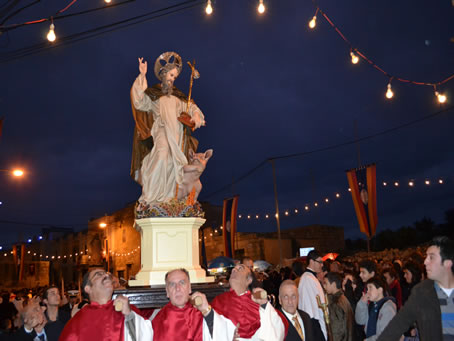 01 Statue first to move and fast as drizzle started