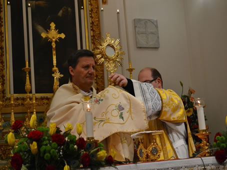 52 Deacon Mark Bonello hands monstrance to Bishop