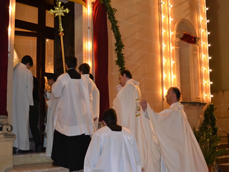 009 Mass celebrants entering the Church