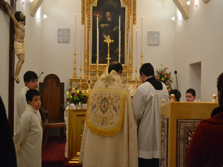 094 Preparing for benediction with the Blessed Sacrament