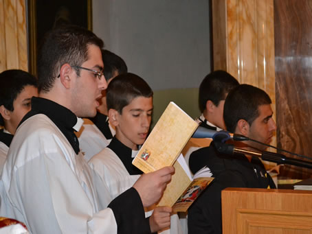 073 Choir singing during the Offertory