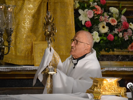 007 Benediction with the Blessed Sacrament