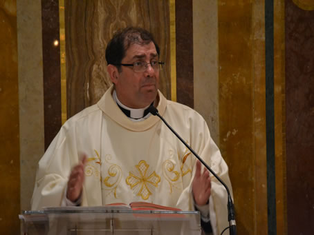 020 Archpriest Mgr Carmelo Refalo with opening Mass prayers