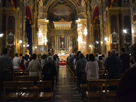 076 Congregation in the nave