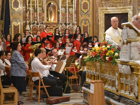 032 Orchestra and Choir during the Kyrie Eleison