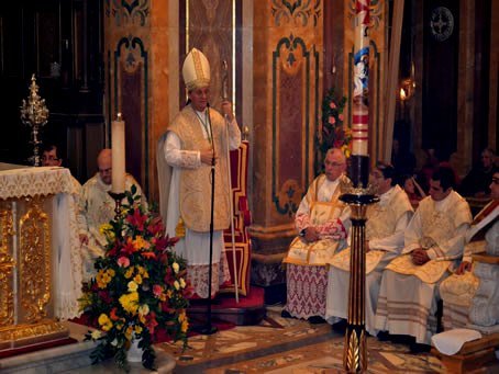 070 Bishop delivering the Homily