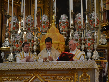 101 Consecrating the bread