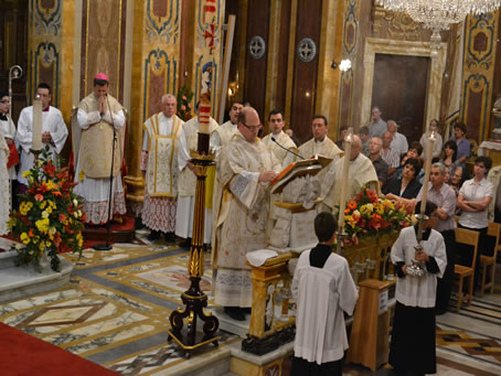 063 Deacon Mark Bonello reading the day's Gospel