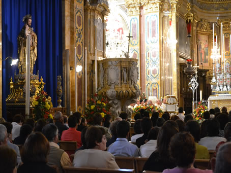 036 Congregation seated during the singing of Gloria