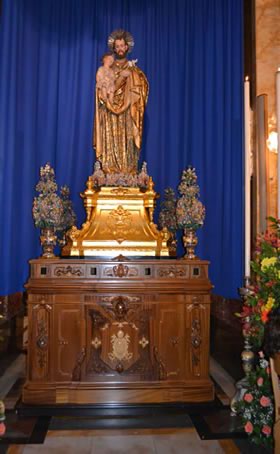 001 Statue under canopy in nave