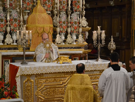 168 Deacon placing Holy Eucharist in monstrance