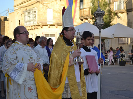 063 Archpriest flanked by Deacon Mark Bonello