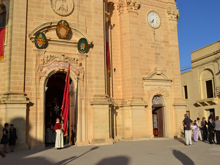 004 Procession starts leaving the Basilica