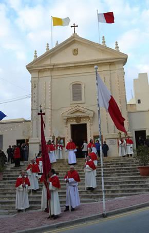 001 Procession starts