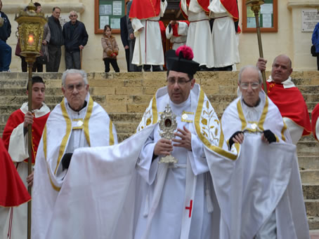 023 Archpriest Mgr C Refalo carries the Saint's relic