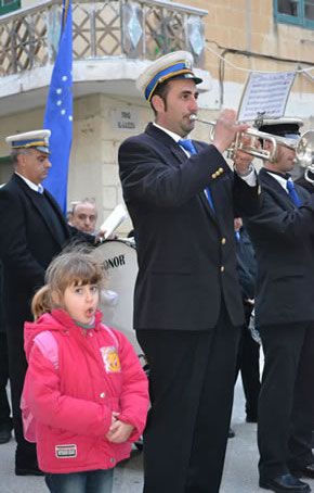 064 Little singer next to daddy with trumpet