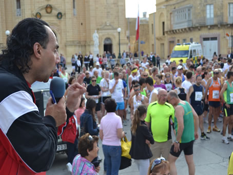 005 Joe Louis Xiberras briefing athletes