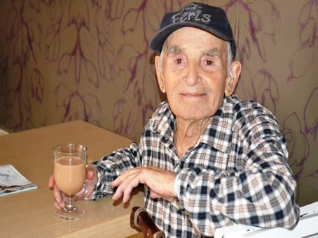 099 Keen follower 97 year old Manuel Vella - Ferris