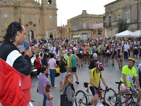 002 Participants gathered in Pjazza Il-Vitorja