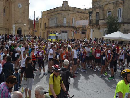 001 Participants gathered in Pjazza Il-Vitorja