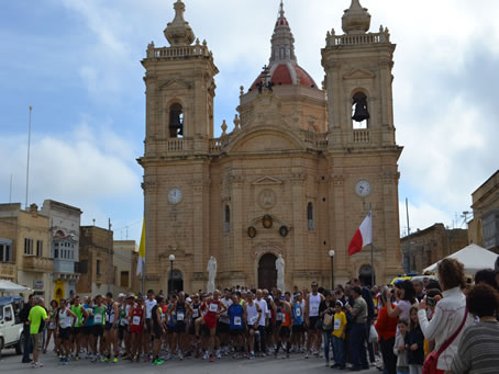 003 Participants gathered in Pjazza Il-Vitorja