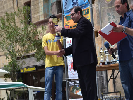 040 Archpriest presenting trophies