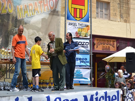 005 Lawrence Camilleri Hon President of GAA presents prizes