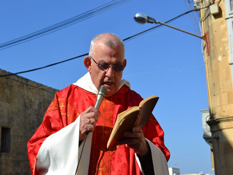 047 Archpriest Emeritus reading the passage from the Gospel