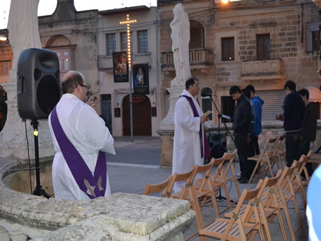 013 Archpriest assisted by Deacon Mark Bonello