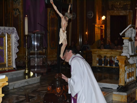 14 Archpriest kisses the Cross