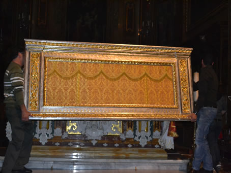 234 Removing all from High Altar as sign of mourning