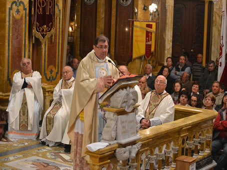 063 Archpriest delivering the homily