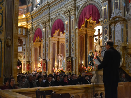 001 Archpriest briefing the congregation