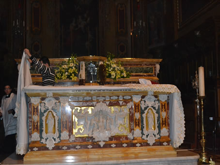 235 Removing all from High Altar as sign of mourning