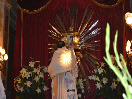 221 Placing the Holy Eucharist in the tabernacle