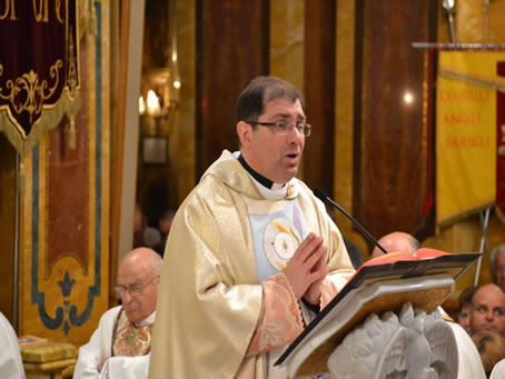 067 Archpriest delivering the homily