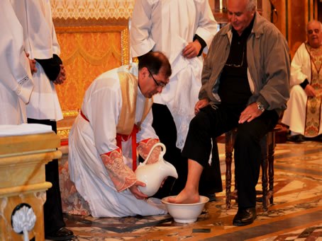 077 Washing feet of father of Fr Dominic Sultana (Edinburgh)