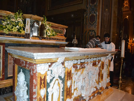 237 Removing all from High Altar as sign of mourning