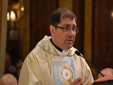 068 Archpriest delivering the homily