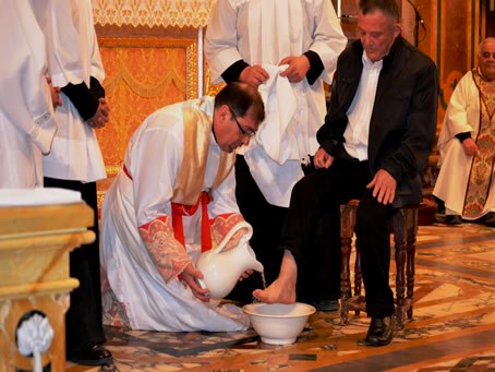 080 Washing feet of father of Fr Jesmond Gauci (Xaghra)