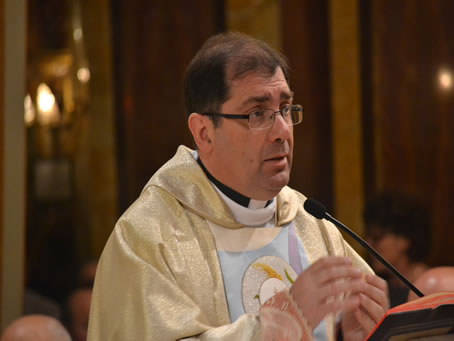 062 Archpriest delivering the homily