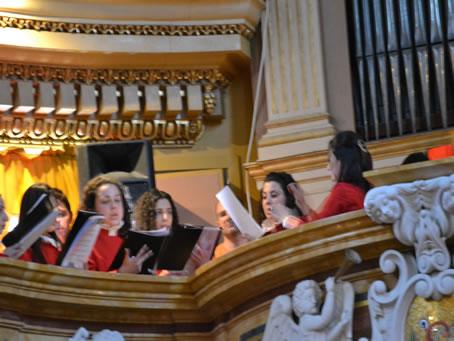 064 Choir Voci Angeliche singing