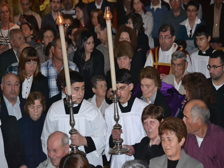 065 Two ladies and a gentleman carry the Cross