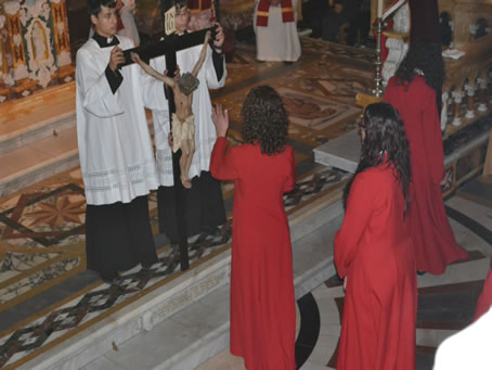 106 Choristers Voci Angeliche kiss the Cross