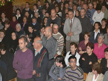 108 The faithful line up to kiss the Cross