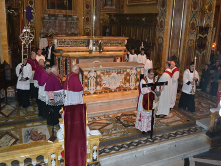 082 Preparing for adoration of the Cross