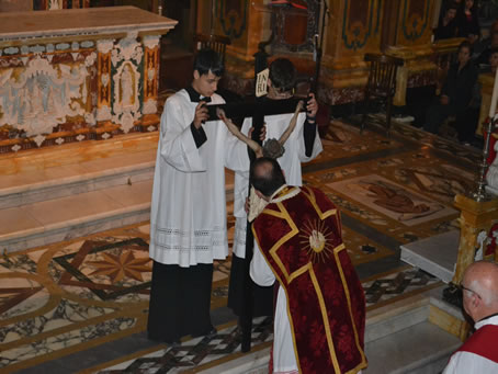 086 Archpriest kissing the Cross